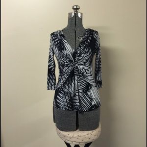 💰5/$25💰New XSP Daisy Fuentes Black & White Longsleeve Top Extra Small Petite